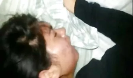 سینه فیلم رقص های سکسی کلان, تسلیم به یک مرد نوجوان در رختخواب
