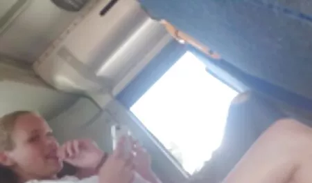 یک مرد سیگار بر روی صورت یک عاشق بهترین رقص سکسی جذاب