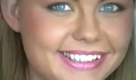 Mustaki مرد عاشقانه یک دختر رقص سکسی زیبا در بیدمشک او