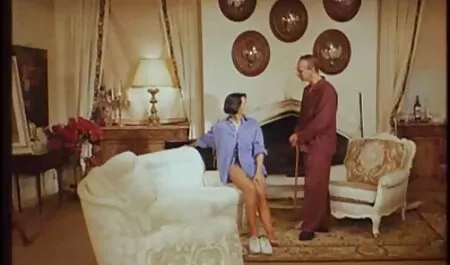 جوجه راست قرار رقصهاي سكسي می دهد مقعد در تنه قوی