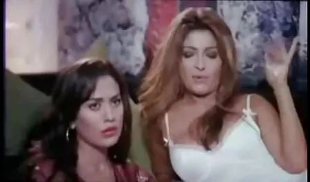 دختر fucks در یک کلیپ های رقص سکسی سوراخ شکسته