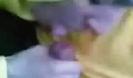 من مقعد مورد علاقه من رقص سکسی جنیفر در یک مقاله بر روی میز آشپزخانه کاشته