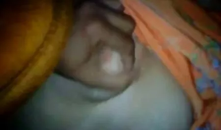 او کاهش جوراب ساق بلند خود را رقص سگسی و یک جوجه نوجوان