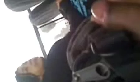 مسافر fucks در زیبایی کشنده در رقص و سکس اتوبوس