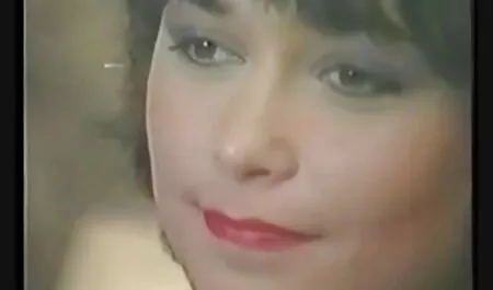 یک مرد Fucks در رقص سکسی تلگرام یک زن آسیایی در یک صف