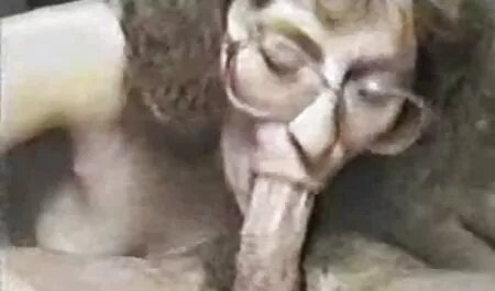 مرد سواری یک فاحشه در سمت راست رقص سکش موز بر روی پله ها