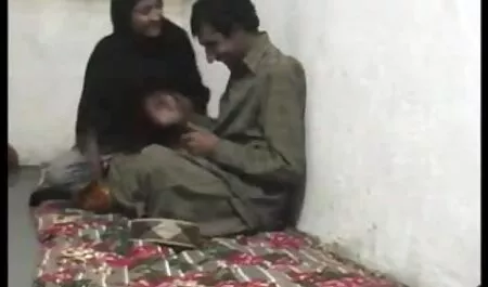 روسپیان سفید سوار رقص سکسی زنان بر صعود سیاه و سفید
