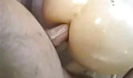 Licks بیدمشک مرغ رقص های سکسی و fucks در آن به طور کامل