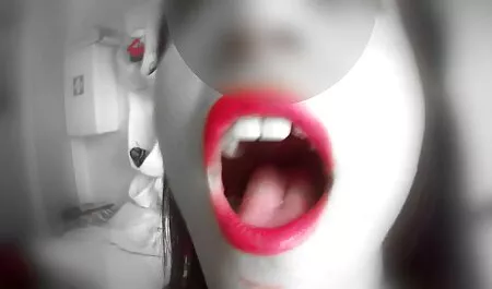 بالغ در جوراب ساق رقص سکسی زنان بلند تسلیم به یک همسایه نوجوان